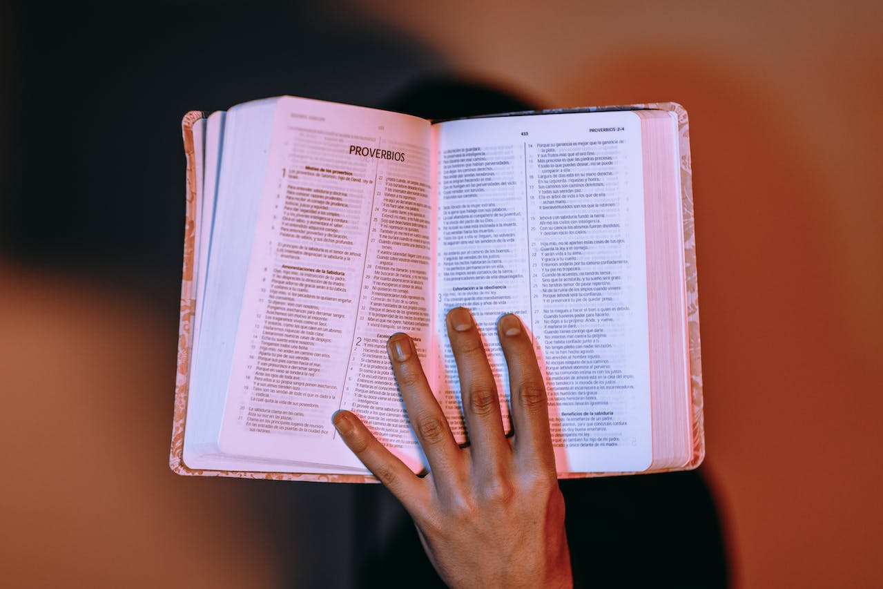 Cómo conocer a Dios - Lee la Biblia. | Foto: Luis Quintero / Pexels